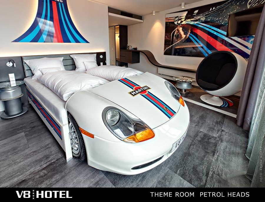 Sommigen zijn zo gek op auto's dat ze er het liefst in zouden willen slapen. Goed nieuws, dat kan. In het V8 Hotel slaap je namelijk niet in bedden, maar in klassieke auto's.
