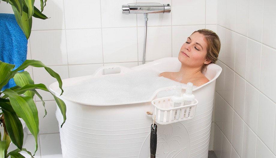 Heb je onwaarschijnlijk veel zin om in bad te gaan, maar moet je het thuis stellen met een lousy douche? Dan is de Bath Bucket de perfecte oplossing.