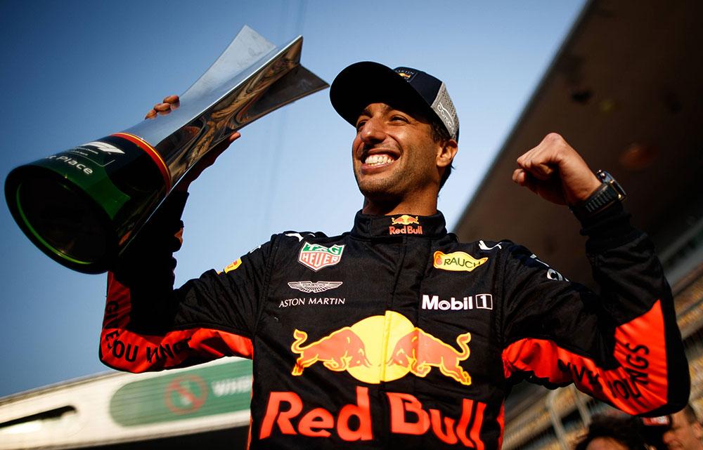 Hoewel Max Verstappen gisteren schitterde van afwezigheid op het podium van de GP van China, was er toch één reden om blij te zijn. Daniel Ricciardo. We leggen je uit waarom aan de hand van 10 foto's. 