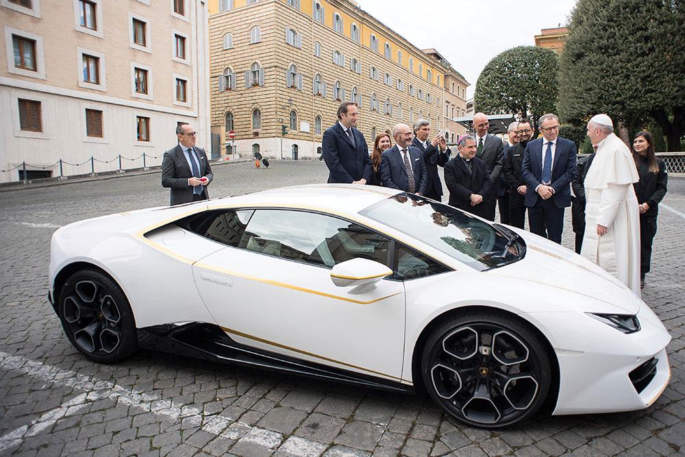 Mocht je nog een supercar zoeken met een goddelijk randje: de Paus gaat zijn Lamborghini Huracán veilen voor het goede doel.