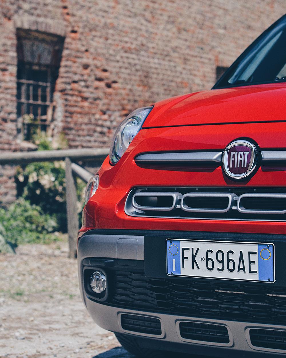 Inmiddels is Fiat een paar jaar onderweg met haar 500L, dus mocht de MPV langs de cosmetisch arts voor wat nodige updates. De nieuwe Fiat 500L Cross is strakker, speelser en heeft Gravity Control. Hoe cool klinkt dat?