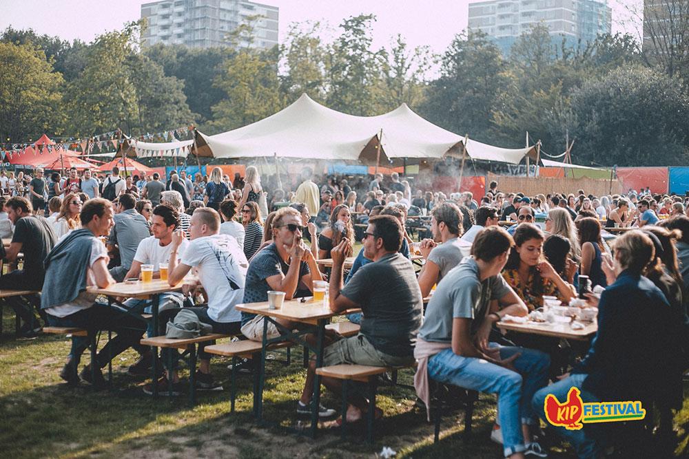 Liefhebbers van kip opgelet: deze zomer kun je in Amsterdam en Rotterdam helemaal los op Kip Festival. Jazeker, beide steden staan één weekend lang volledig in het teken van kip.