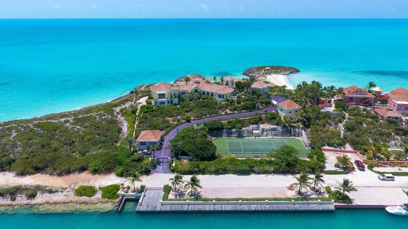 Een privé-eiland voor de kust van Curaçao is één ding, een prive-eiland met zwembad, tennisbaan en meerdere huizen is next level. In dit geval is het privé-eiland in kwestie ook nog eens van Prince geweest.