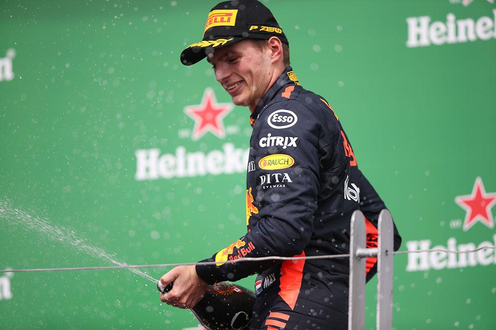 Max Verstappen mocht na een knappe derde plek in Canada weer eens ouderwets aan de fles. Aan de dure fles, welteverstaan. Maar wat kost de champagne-douche na een Formule 1-overwinning precies?