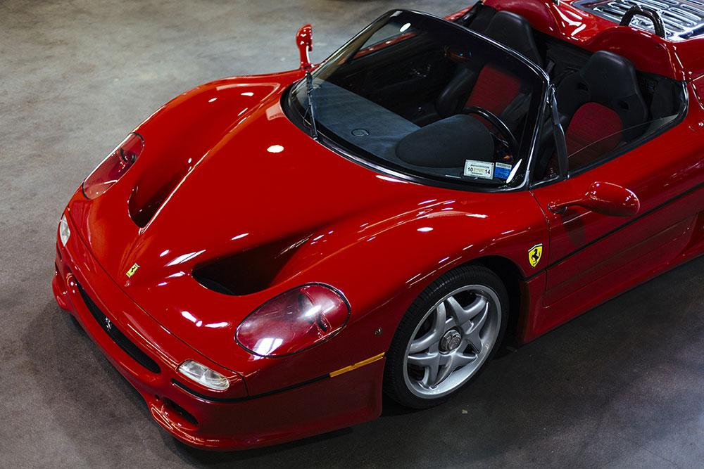 Pssst, altijd al een stukje autogeschiedenis willen hebben? Dan is dit je kans: de eerste Ferrari F50 staat te koop.