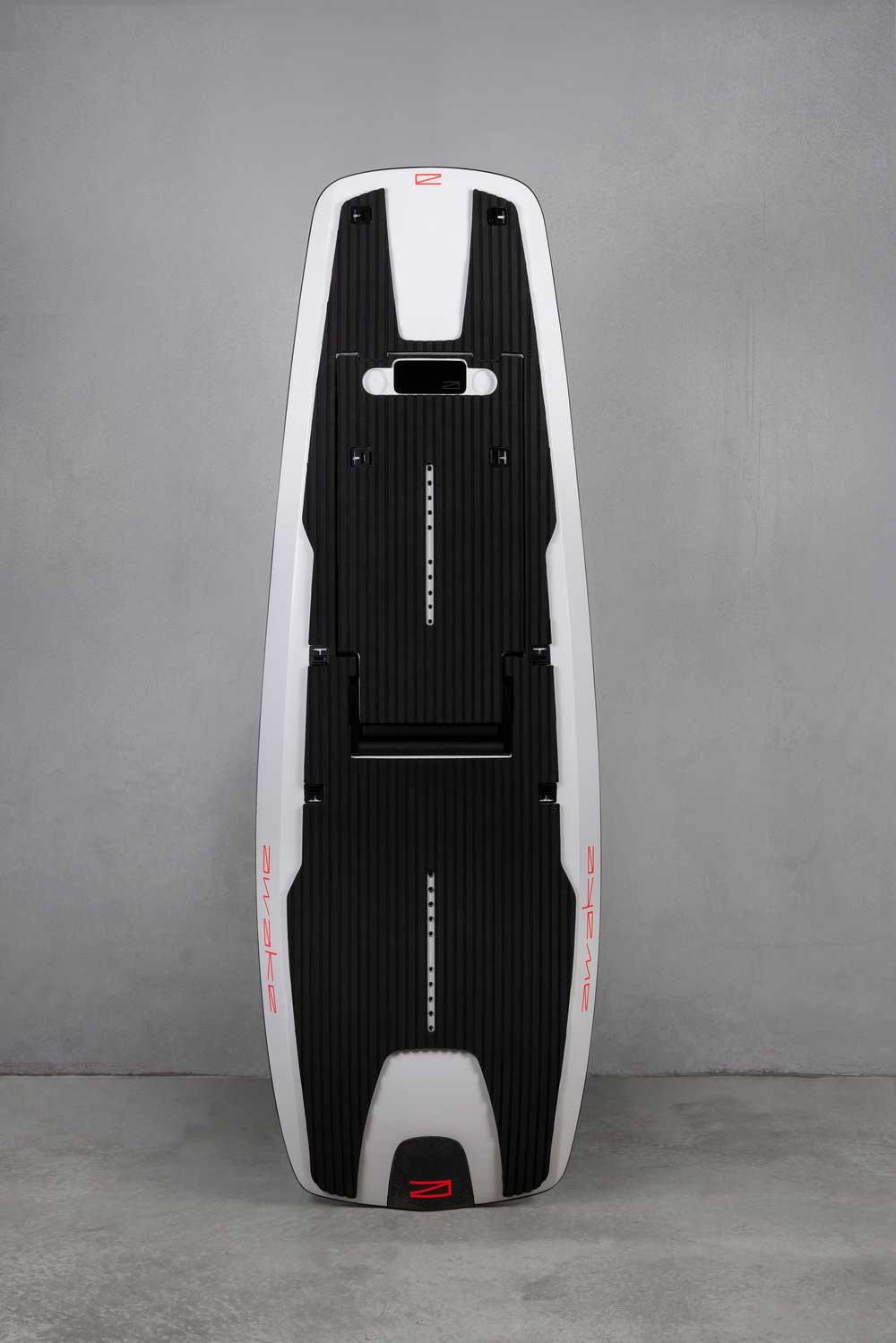Met deze elektrische surfplank kun je surfen over iedere plas water, zonder dat je er golven of wind voor nodig hebt. En da's best geinig.
