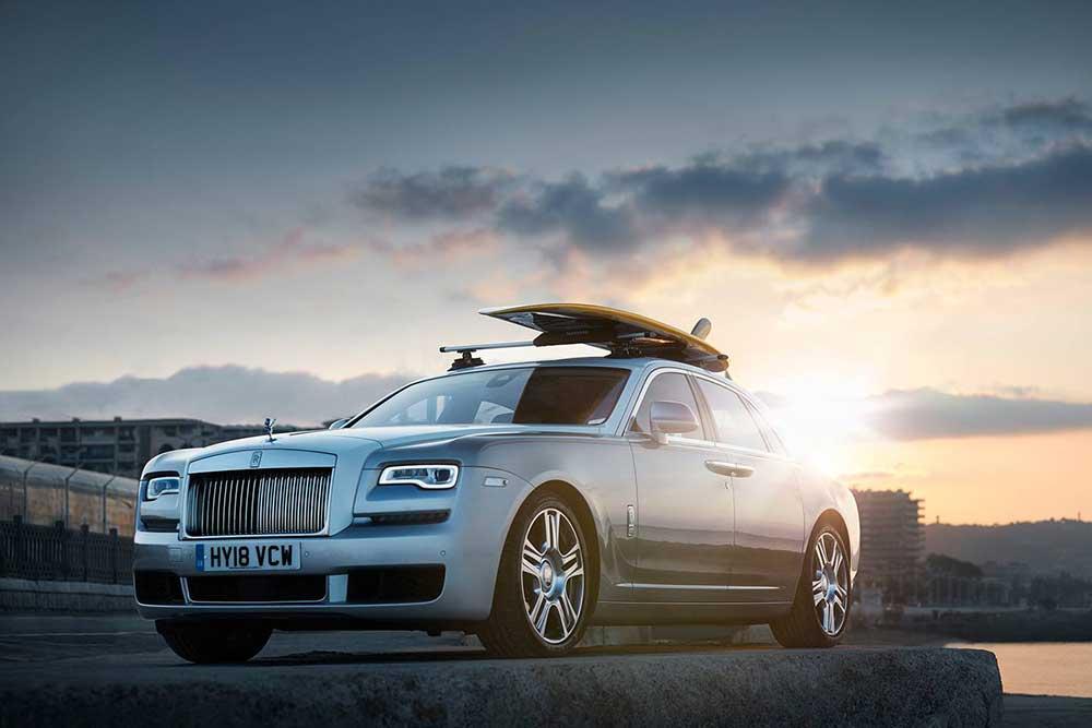 Een Rolls-Royce Ghost vermomd als beach buggy met een stijlvolle Rolls-Royce surfplank op het dak, doet u ons er maar één.