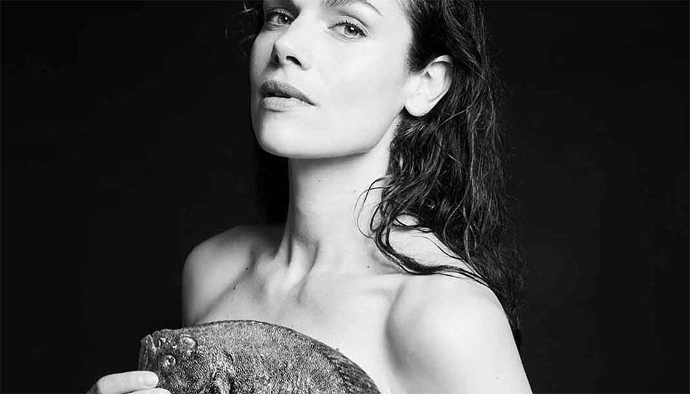 Anna Drijver naakt met een vis is niet raar, nee, echt niet - JFK