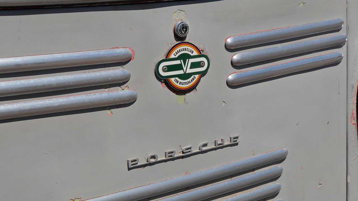 Porsche camper met badges