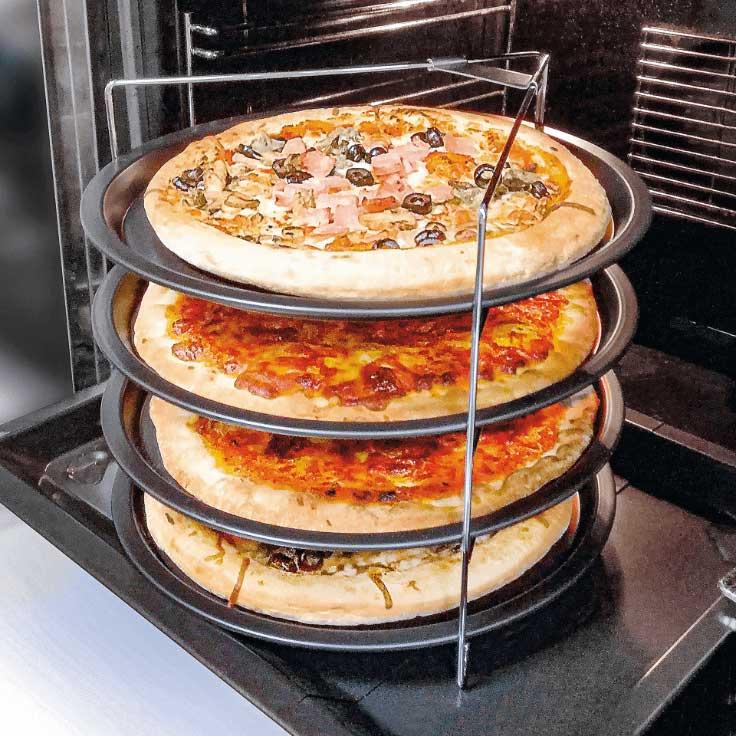 Vier pizzas tegelijk bakken