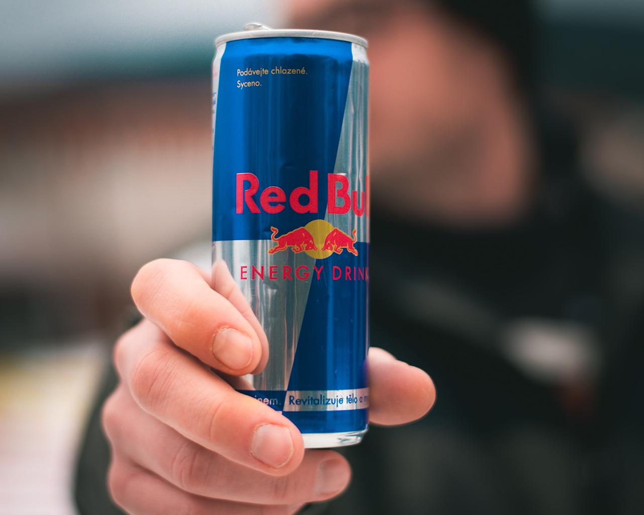Hoe verdient Red Bull geld? Deze YouTuber zocht het uit - JFK