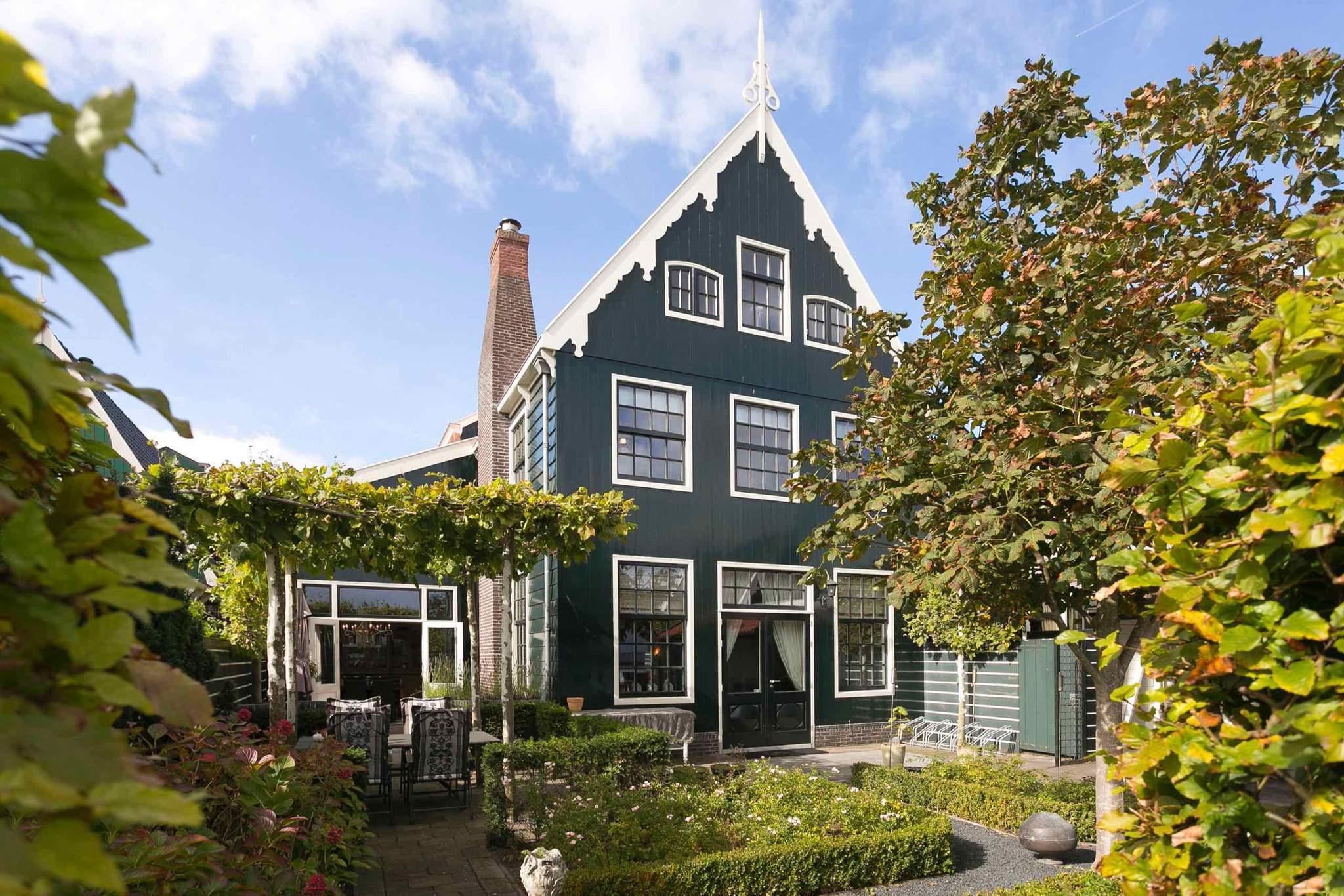 Te koop: Authentieke villa aan het water in Koog aan de Zaan - JFK