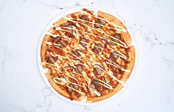 Domino's voegt pizza frikandel speciaal toe aan assortiment: Frikan'Dutchman