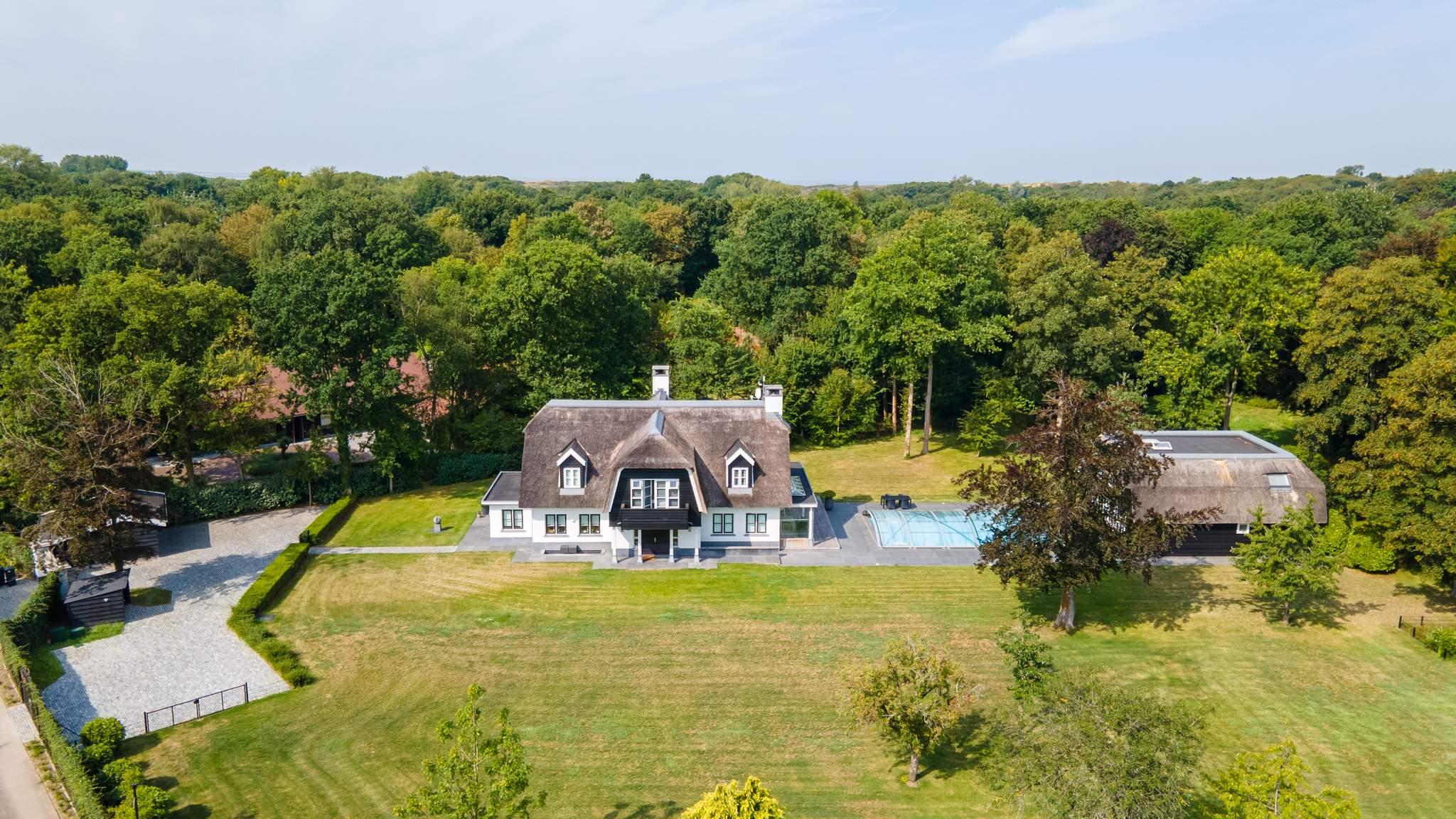 Te koop Prachtige villa met zwembad in de duinen van Rockanje JFK