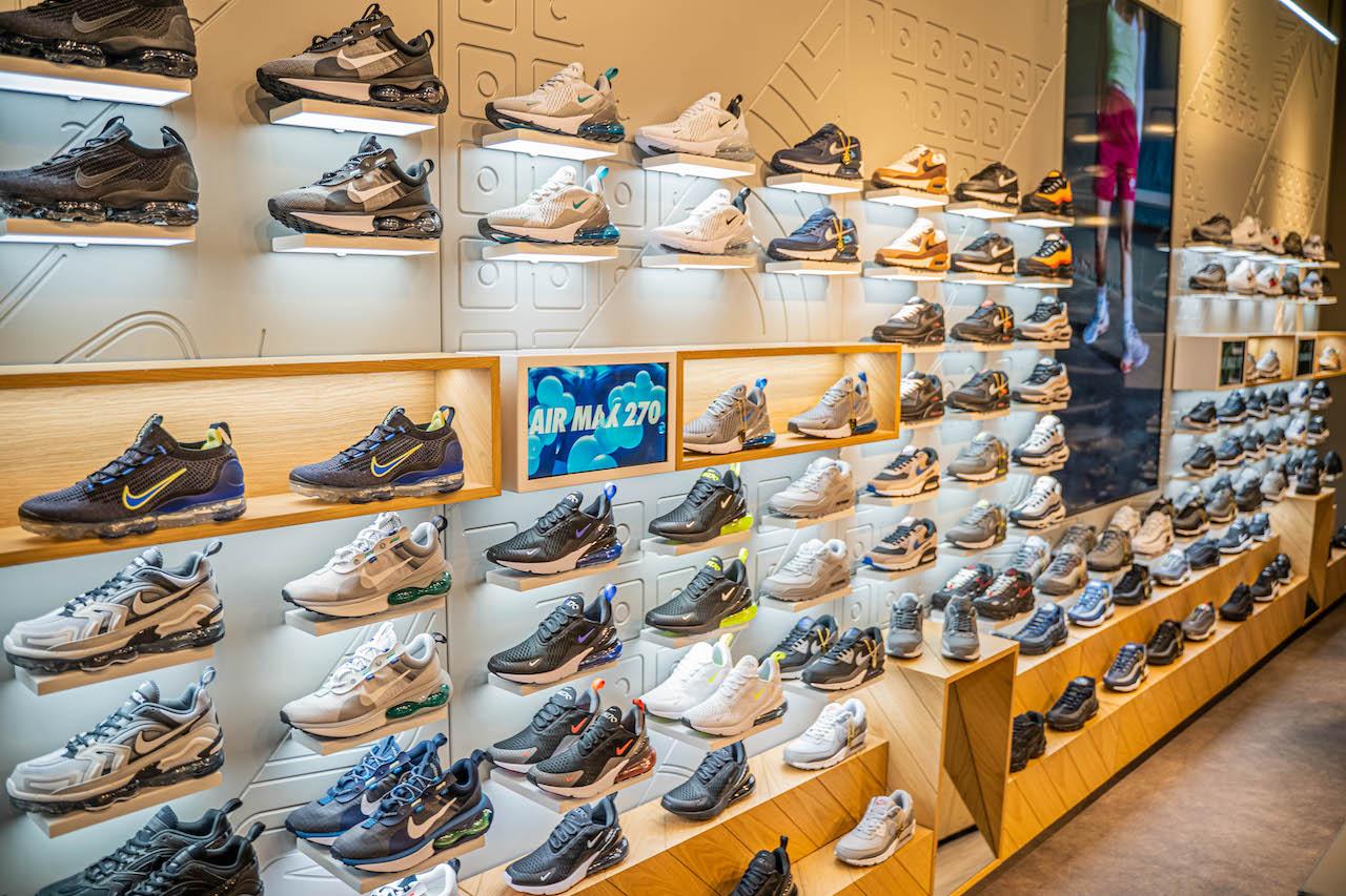 sneakers bij flagship store JD Sports in Amsterdam