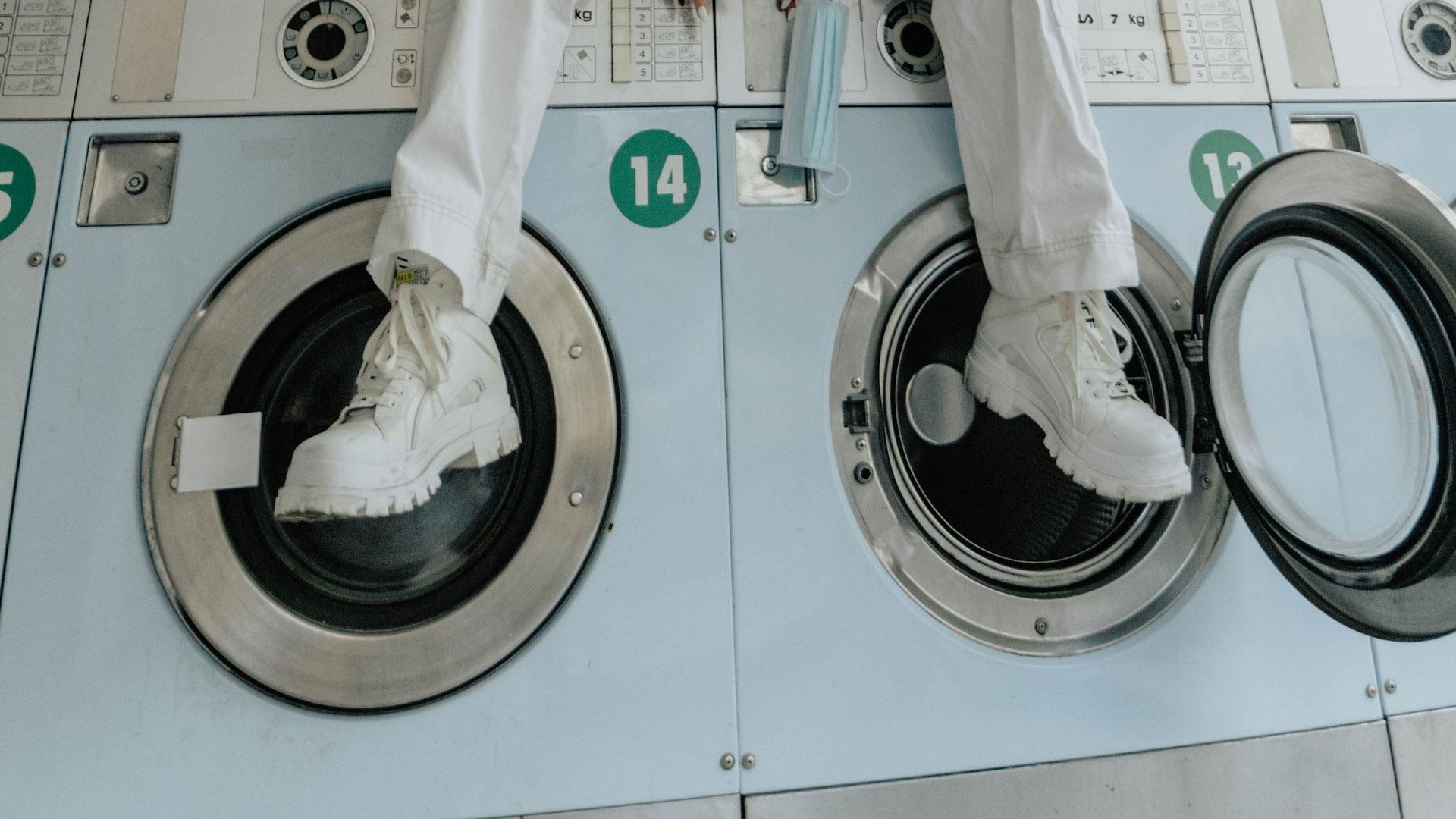Sneakers de wasmachine: de do's en - JFK