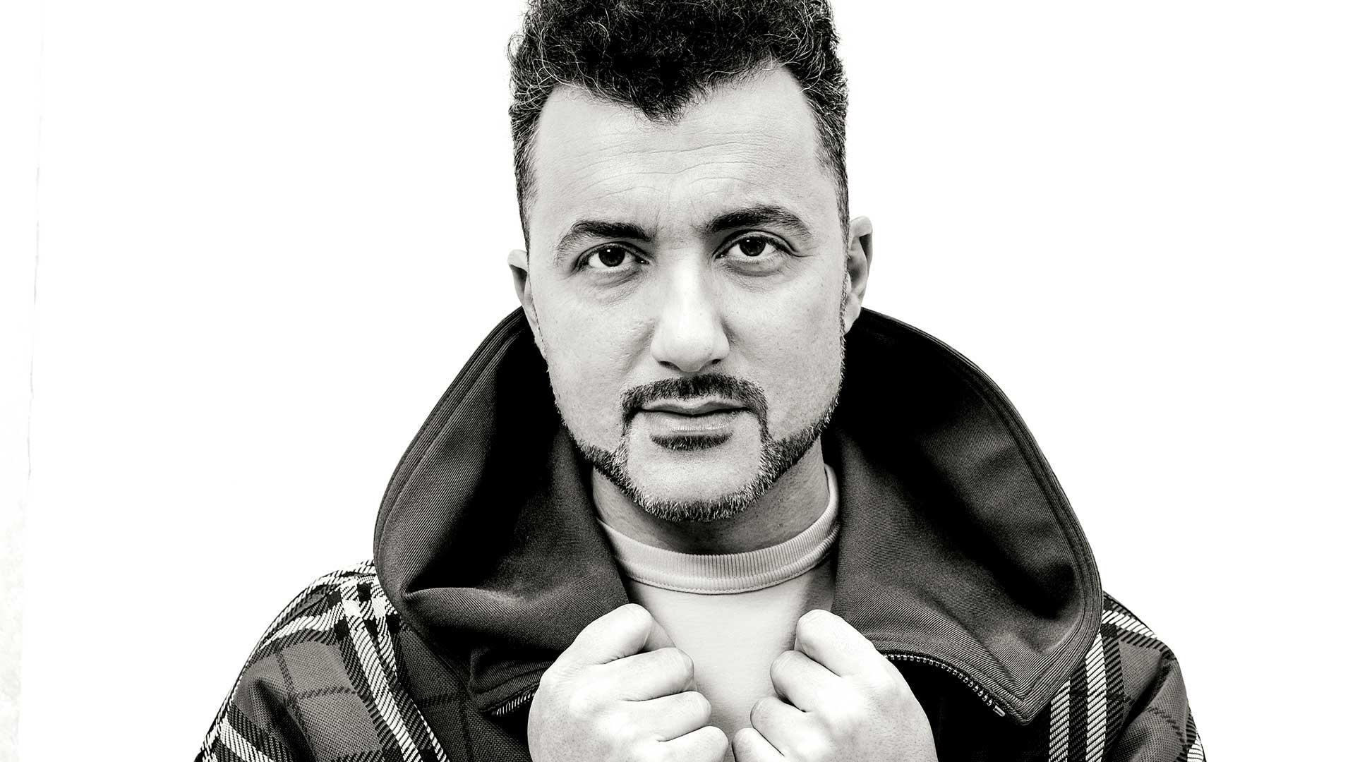 Özcan Akyol voor de column Eus
