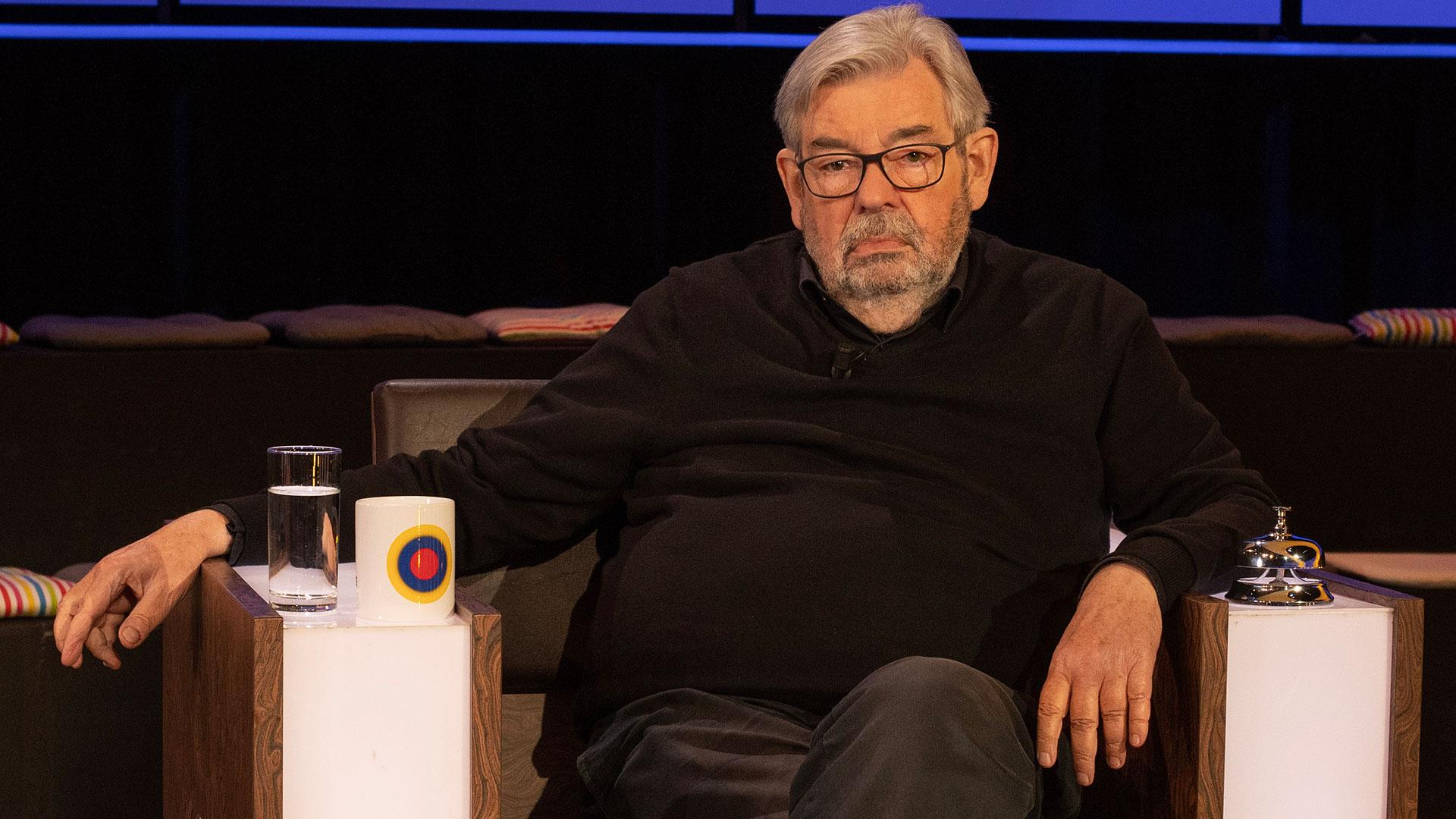 Maarten van Rossem stopt als jurylid bij De Slimste Mens - JFK