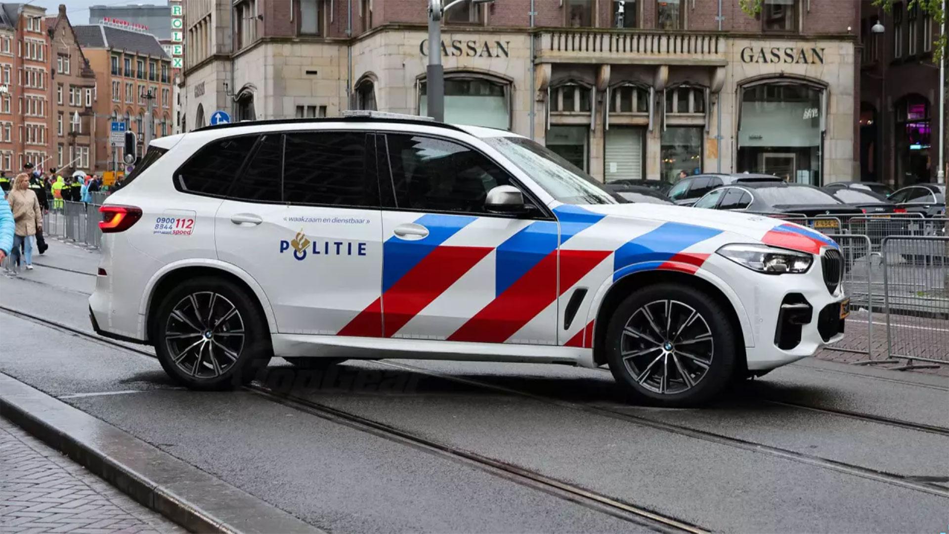 Gepantserde BMW X5 van de politie stopt kogels van een AK-47