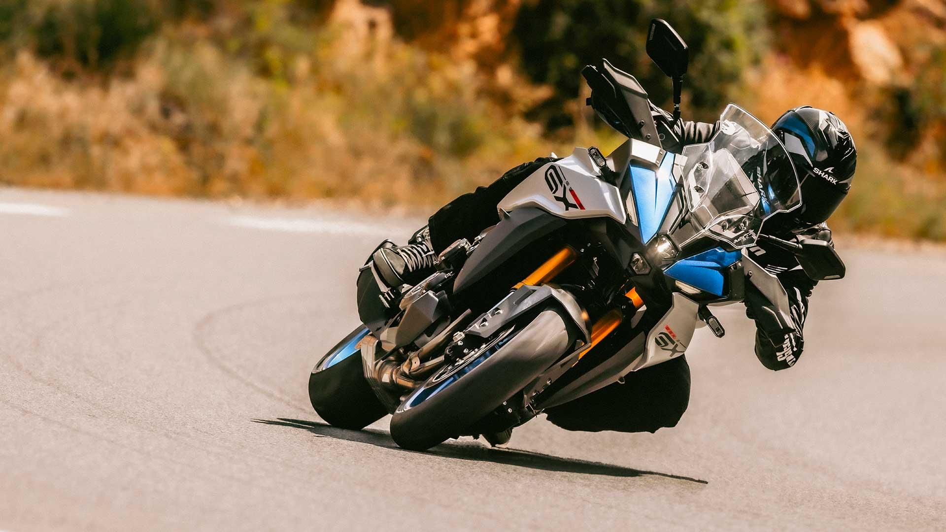 Suzuki GSX-S1000GX om op de motor naar werk te gaan