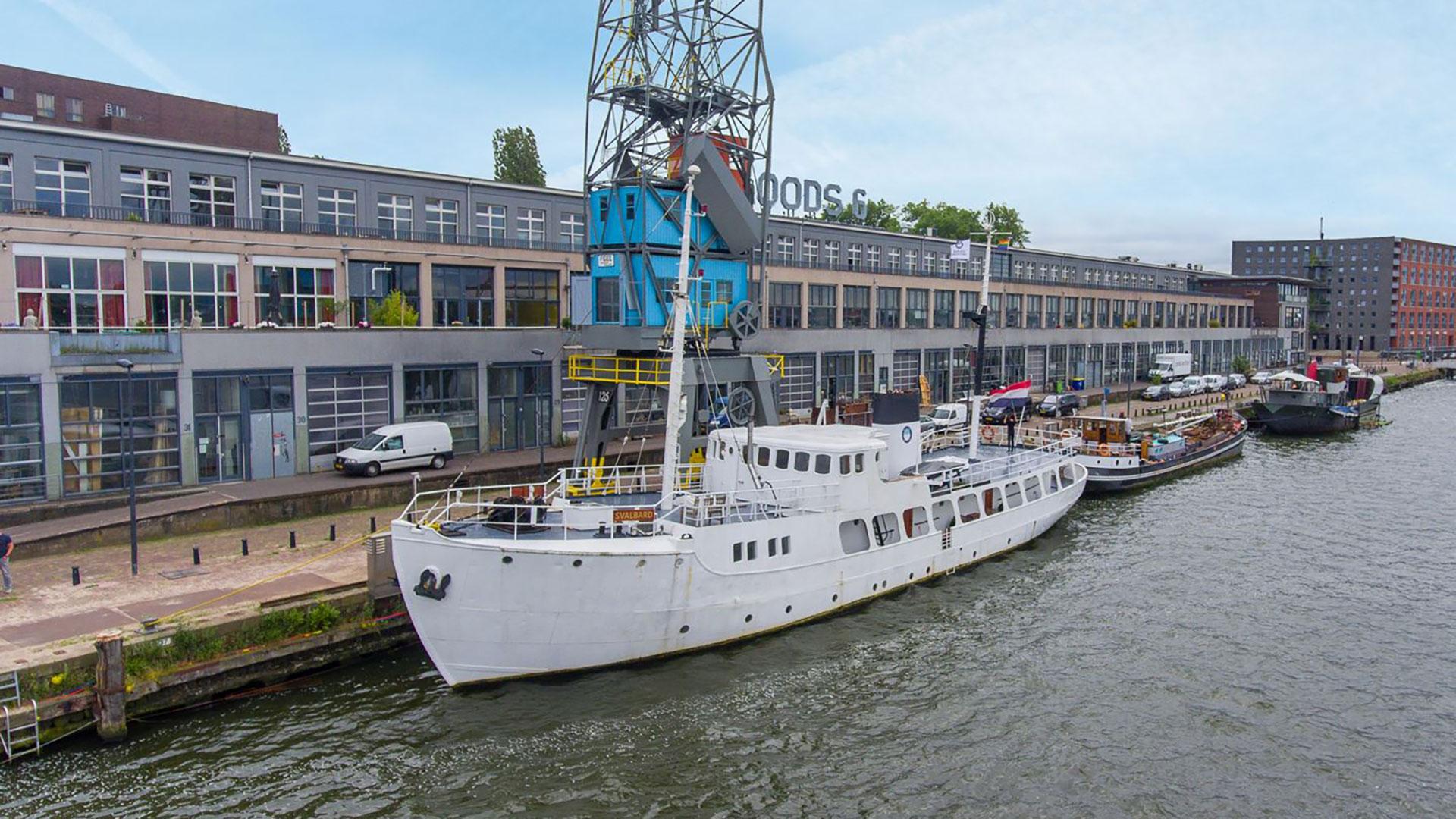 Douwe Bob verkoopt luxe woonboot en geeft cadeautje aan koper