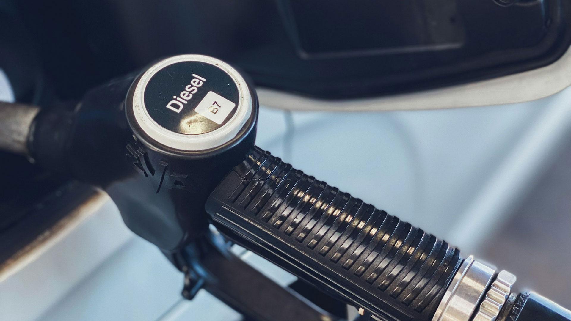 Is blauwe benzine straks verplicht voor nieuwe auto’s?