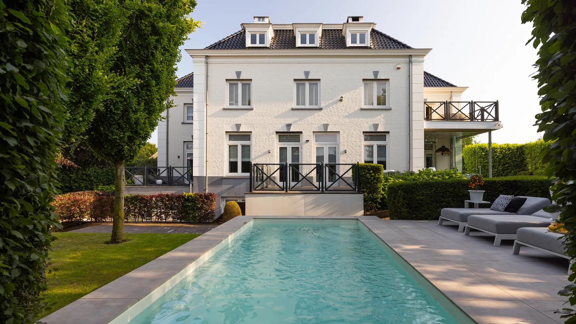 Deze witte villa in Etten-Leur heeft een gigantische bruine kroeg waar je het WK met je vrienden wil
