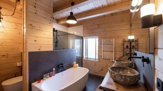 houten-huis-bad-en-douche