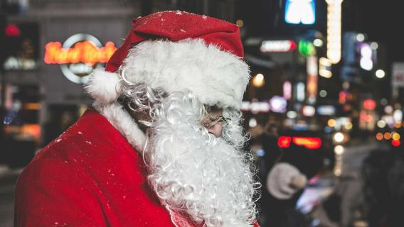 Kerstman die lekker gaat op kerstmuziek 2024