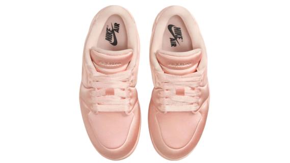 satijnen-sneakers-nike-roze-bovenkant