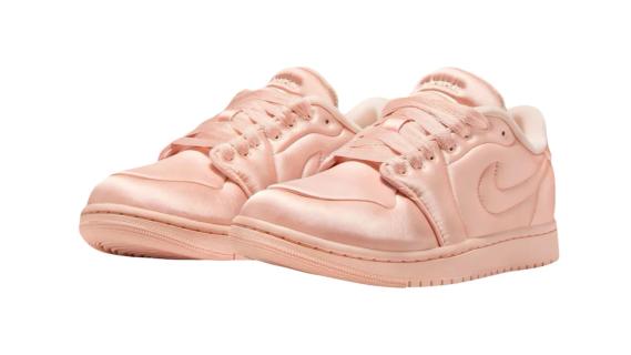 satijnen-sneakers-nike-roze-neus