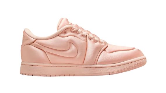 satijnen-sneakers-nike-roze-zijkant