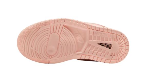 satijnen-sneakers-nike-roze-zool