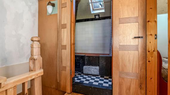 hofjeswoning Den Haag badkamer
