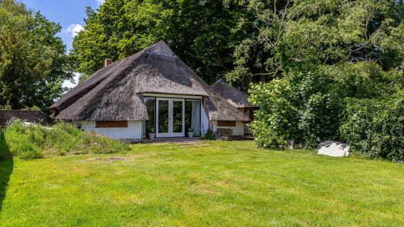 rietgedekte woonboerderij Zuidlaren tuin