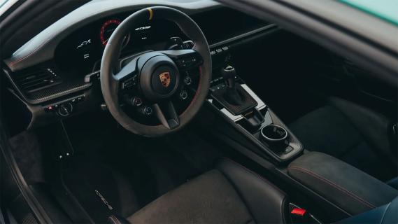 Dua Lipa Porsche 911 GT3 RS interieur