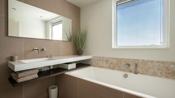 huis met tennisbaan badkamer