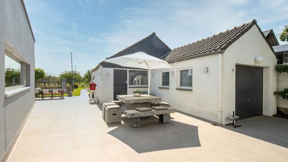 huis met tennisbaan bijgebouw