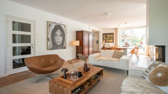 huis met tennisbaan binnen