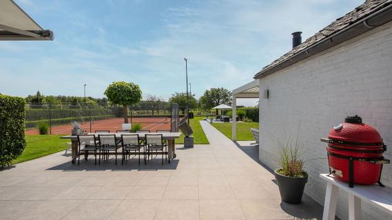huis met tennisbaan buiten