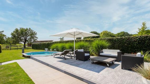 huis met tennisbaan tuin