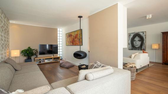 huis met tennisbaan woonkamer