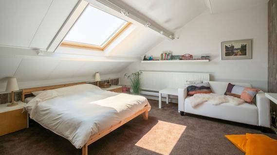 huis met tennisbaan zolder