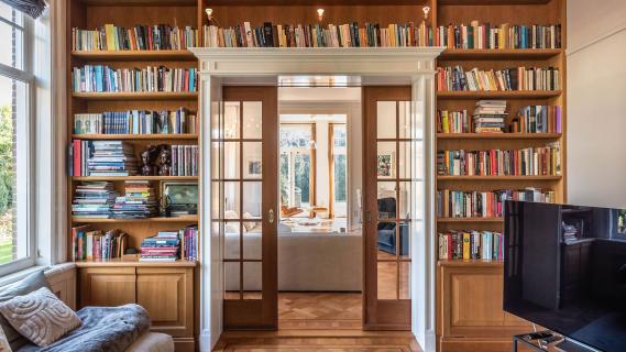 luxe familievilla Overveen boekenkast