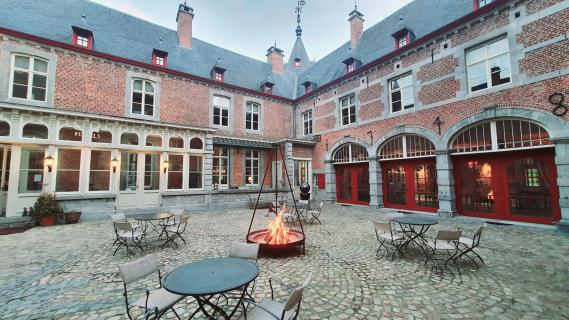 binnenkijken-in-het-kasteel-van-de-verraders-dit-kost-een-kamer-jfk