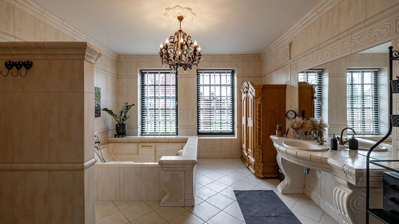 Funda-blikvanger in Heiligerlee heeft Romeinse badkamer en meer - JFK