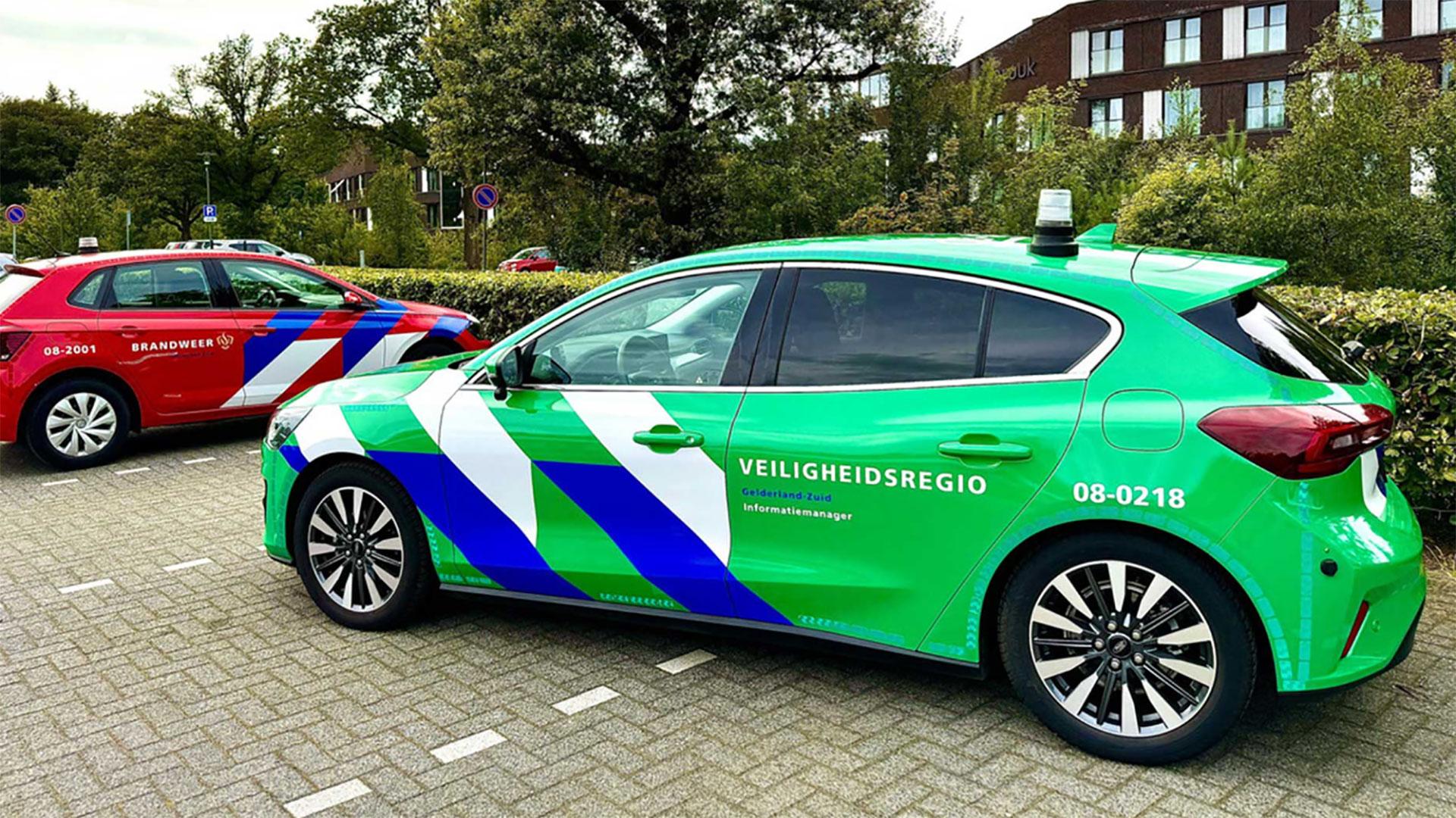 groene auto met zwaailichten