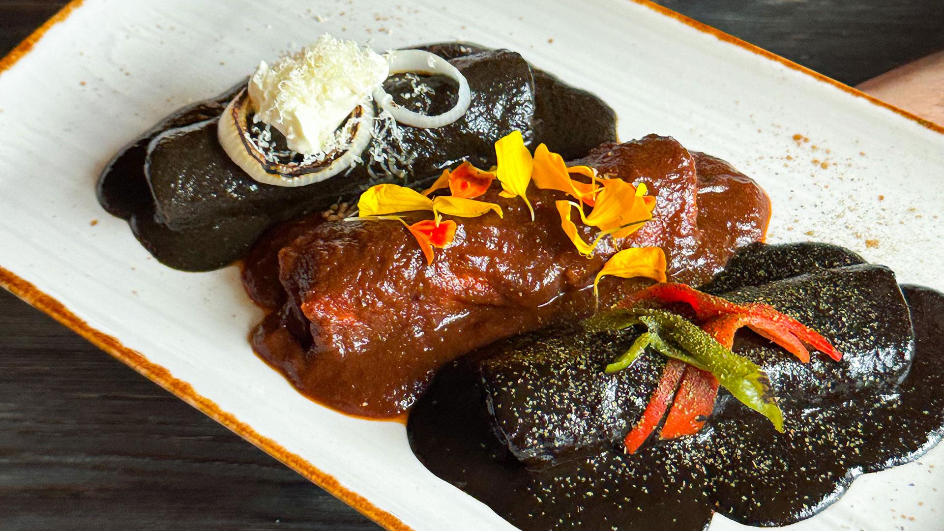 Día de Muertos Oaxaca Enchiladas met Tres Moles