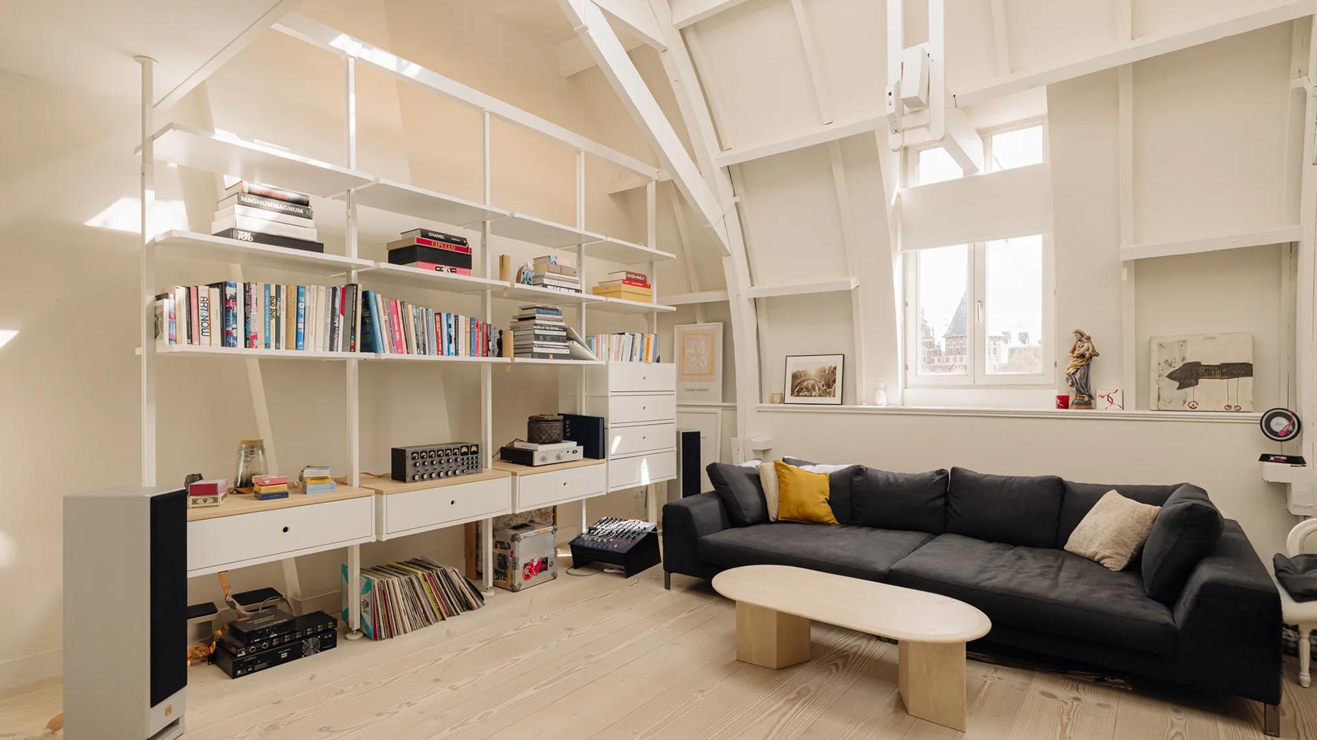 Bekende dj probeert opnieuw zijn luxe Amsterdamse appartement te verkopen (voor dezelfde prijs)