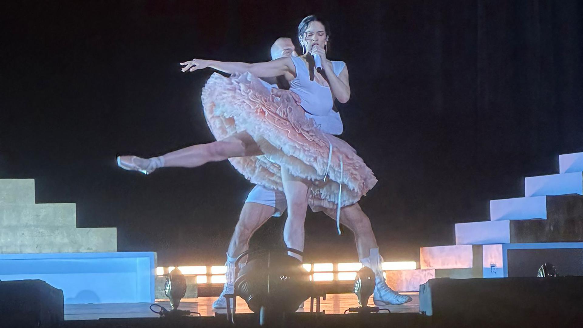 Deze Nederlander zit achter het stage design van Rosalía